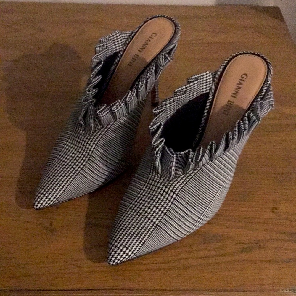 🌷5/$40. Gianni Bini Houndstooth Check Ruffle Heels